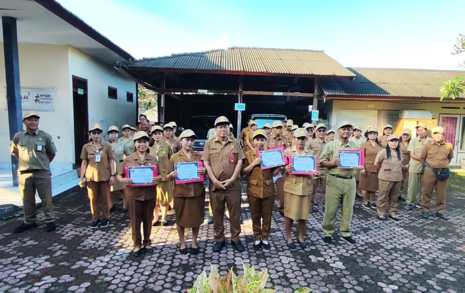 Pemberian Penghargaan Bagi Pegawai Teladan