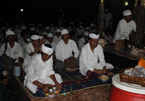 TIRTA YATRA KE PURA DALEM PED