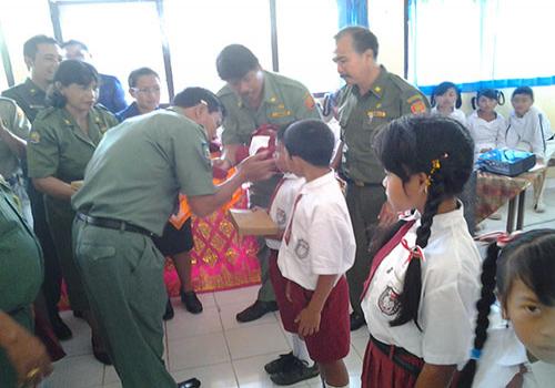 Penyerahan Bantuan Kepada Oka Anyar Tahun 2014