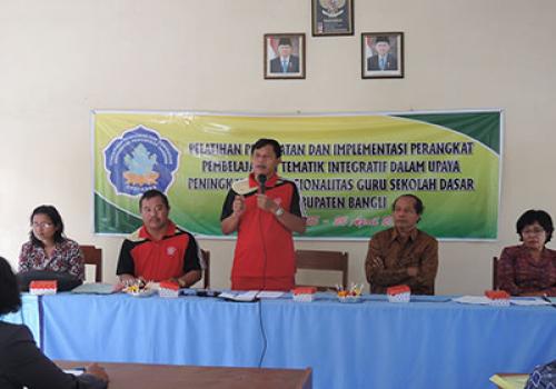 Pelatihan Pembuatan dan Implementasi Perangkat Pembelajaran Tematik Integratif Dalam Upaya Peningkatan Profesional Guru Sekolah Dasar di Kabupaten Bangli