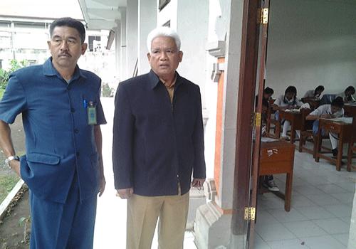 MONITORING KADISDIKPORA KABUPATEN BANGLI DIHARI KEDUA PELAKSANAAN UN 2015