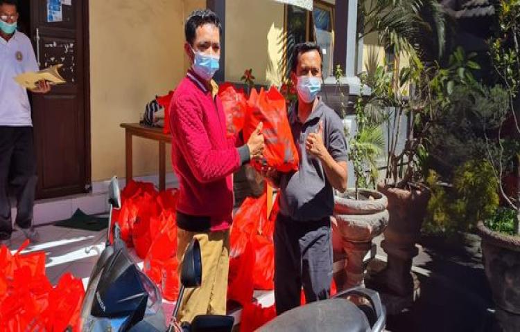 Penyerahan bantuan sembako oleh Bupati Bangli